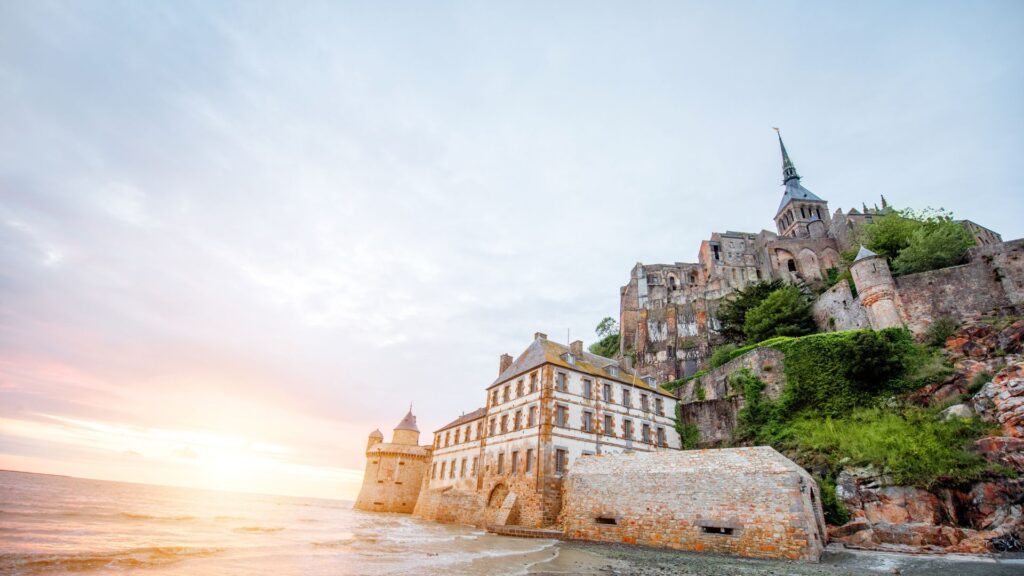 Le Mont-Saint-Michel et ses remparts au bord de la baie