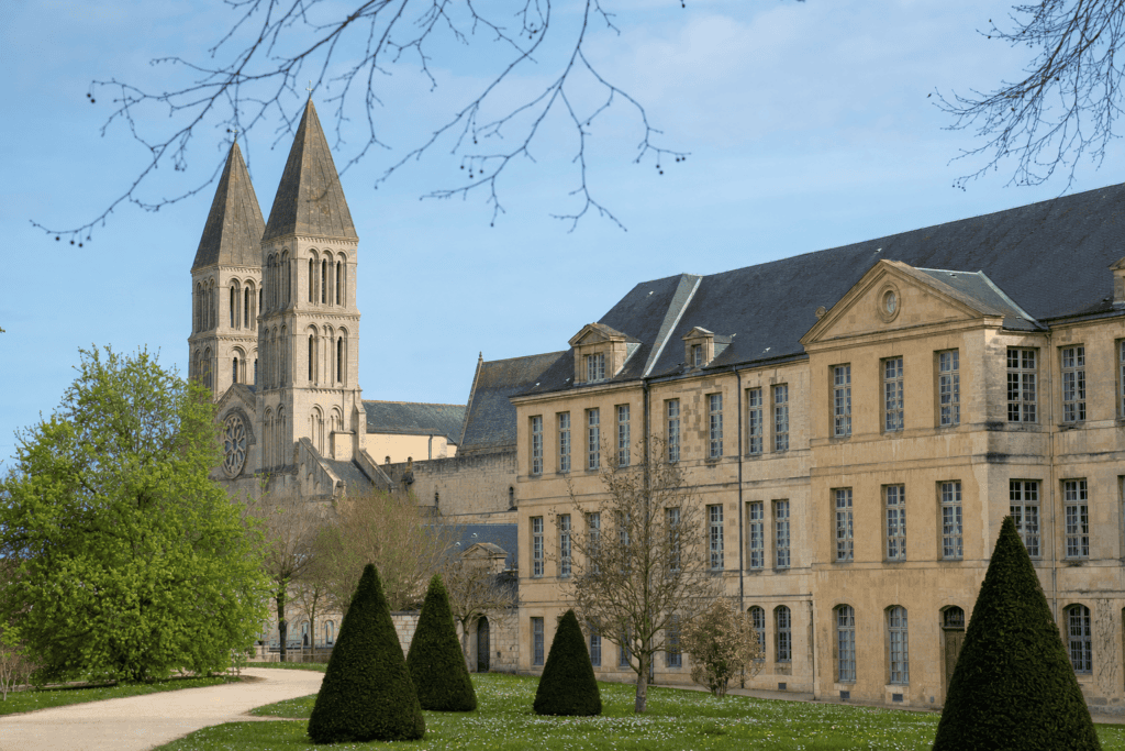 Abbaye aux Dames et église de la Trinité
