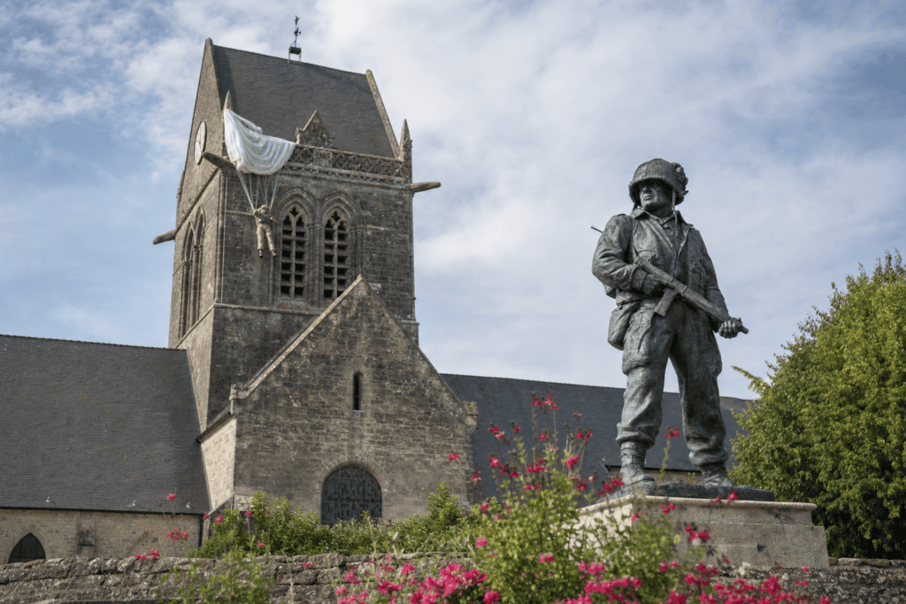 Église Sainte-Mère-Église et le parachutiste John Steele