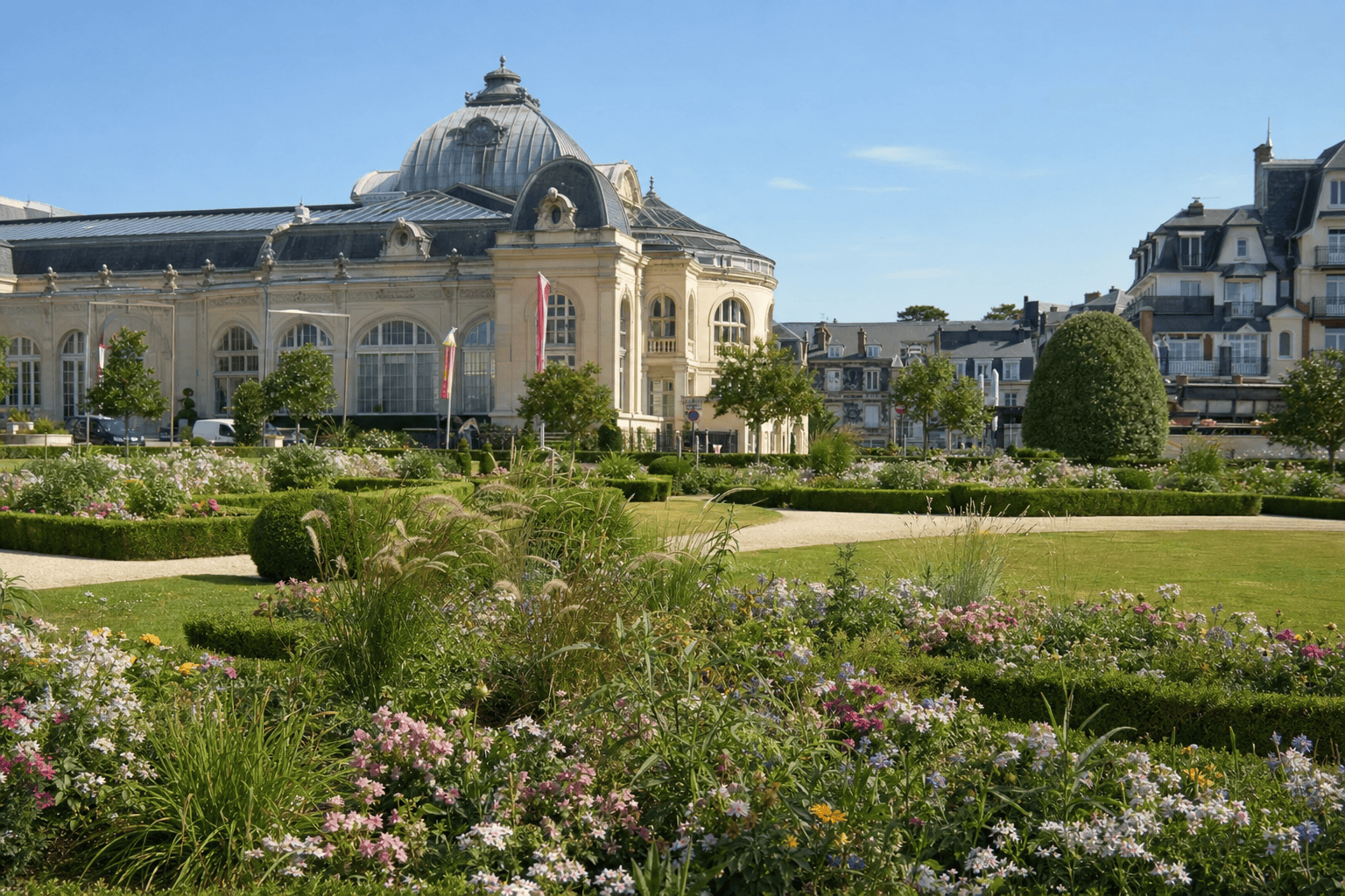 Jardins du Casino et avenue de la Mer — Cabourg