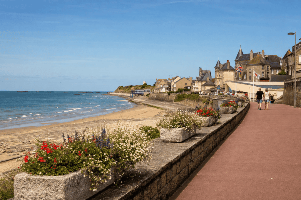 Promenade littorale et patrimoine d’Arromanches-les-Bains