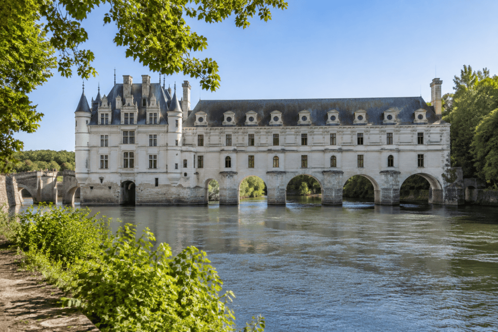 La galerie du château de Chenonceau traverse la rivière sur une rangée d’arches.