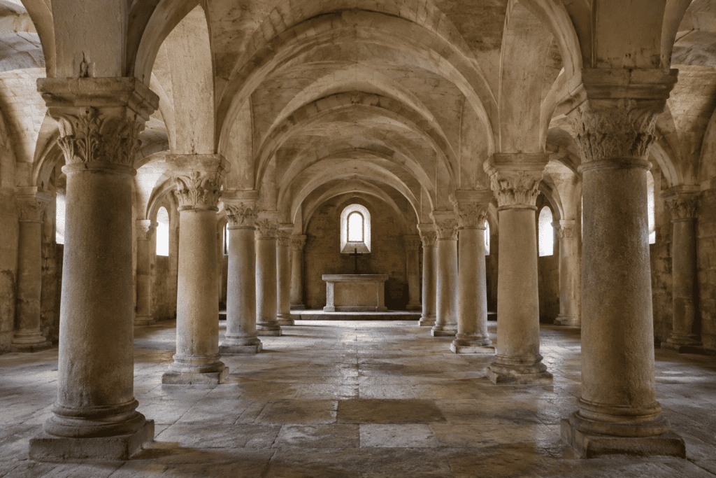 Rangées de colonnes à chapiteaux sous les voûtes de la crypte de l’église de la Trinité.