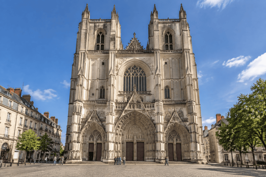 Façade gothique de la cathédrale de Nantes, avec ses deux tours et ses portails sculptés.