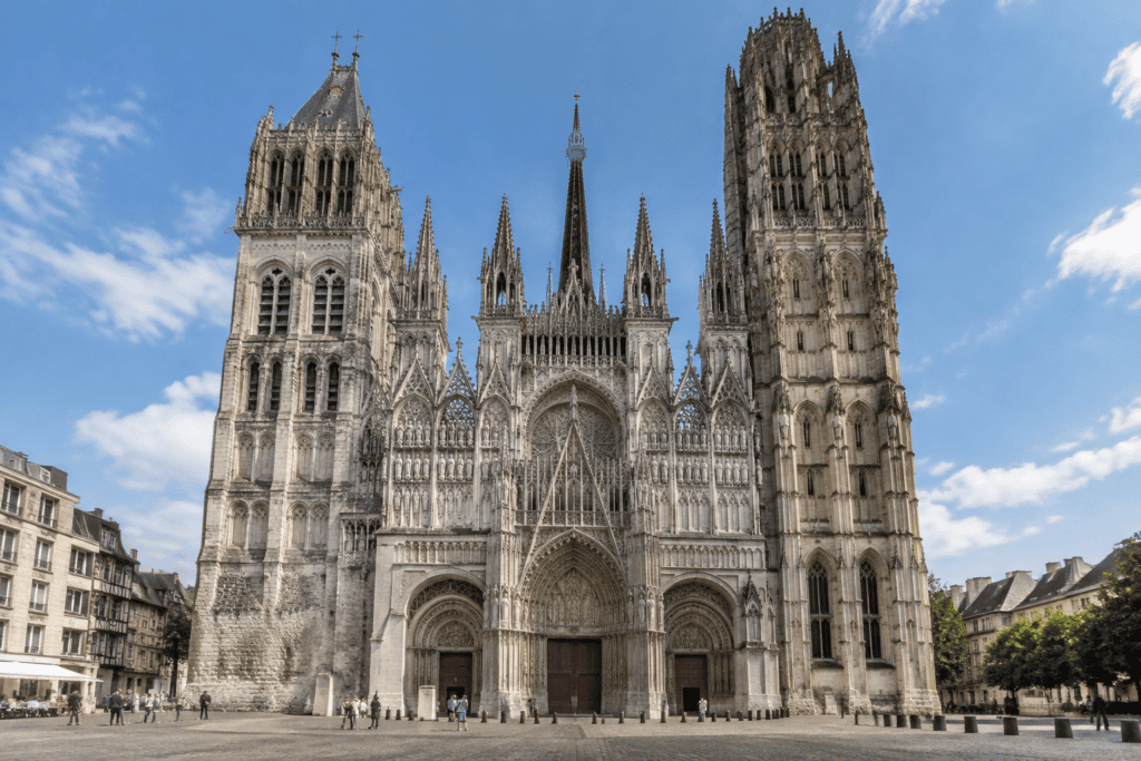 La façade gothique de la cathédrale Notre-Dame de Rouen, avec ses deux tours asymétriques, ses portails sculptés et sa flèche centrale.
