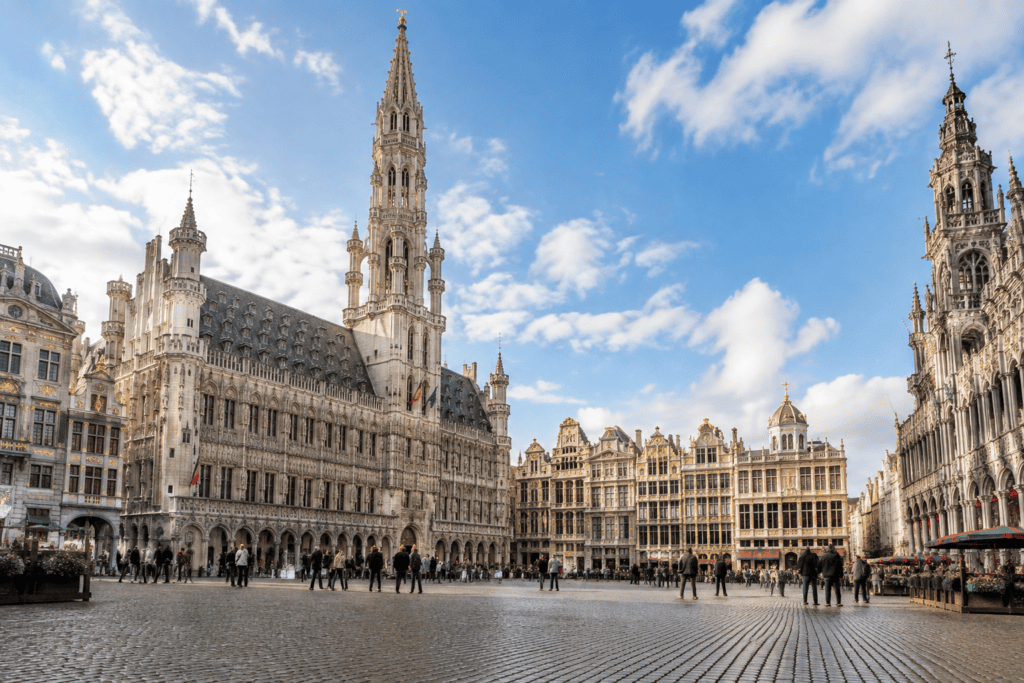 Façades historiques de la Grand-Place de Bruxelles autour de la place pavée.