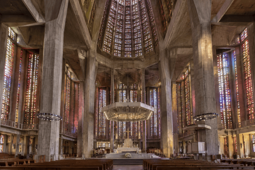 Les piliers massifs en béton et les hautes verrières colorées entourent l’autel de l’église Saint-Joseph du Havre.
