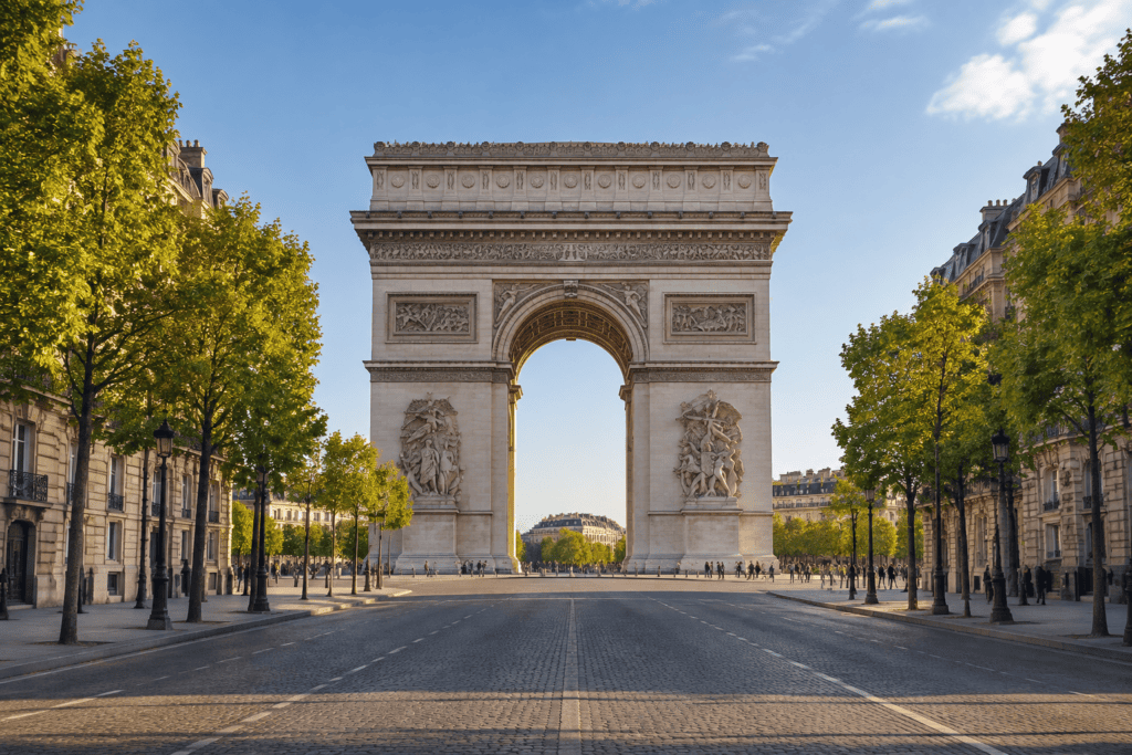 L’Arc de Triomphe se dresse au centre de la composition, au bout d’une avenue bordée d’arbres et d’immeubles.