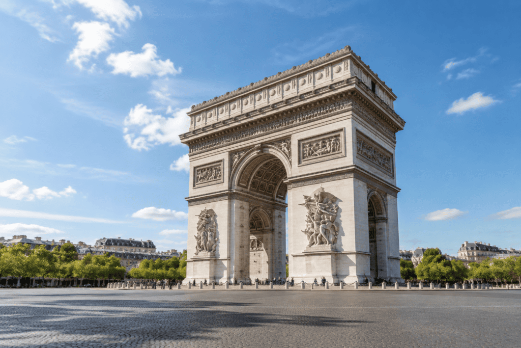 L’Arc de Triomphe se dresse au centre d’une vaste place, avec des arbres et des bâtiments parisiens en arrière-plan.