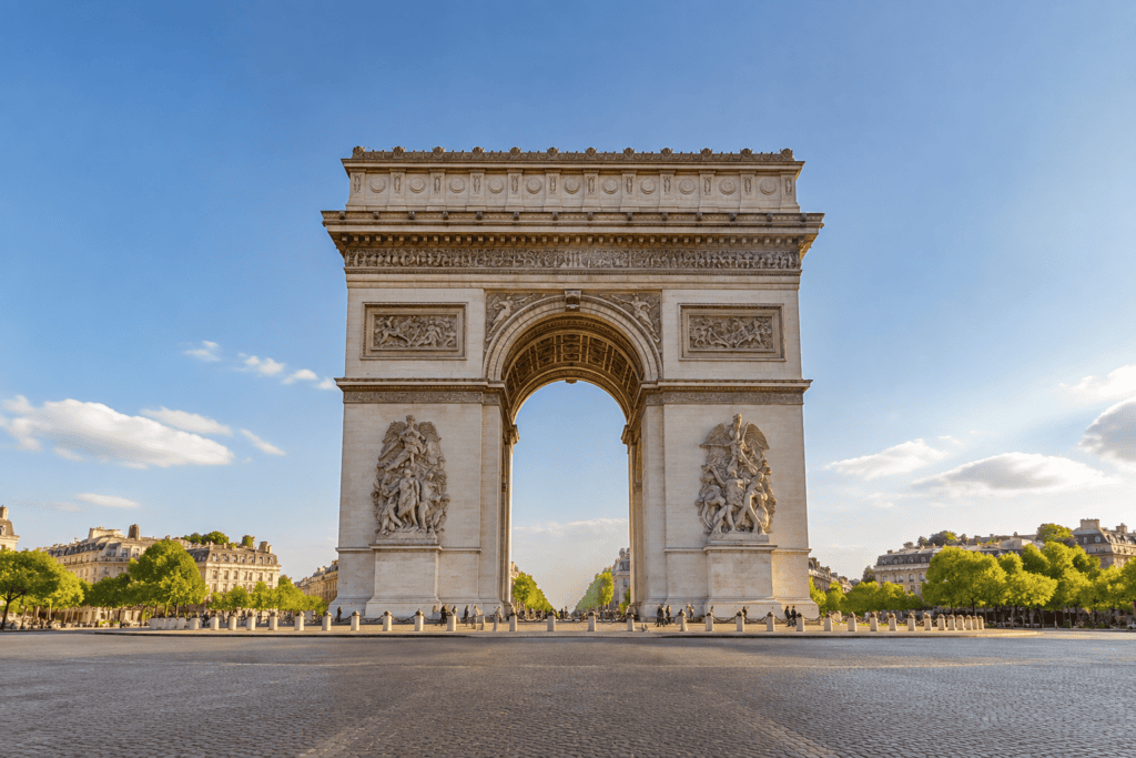 L’Arc de Triomphe vu de face, au centre d’une large place bordée d’arbres et de bâtiments parisiens.