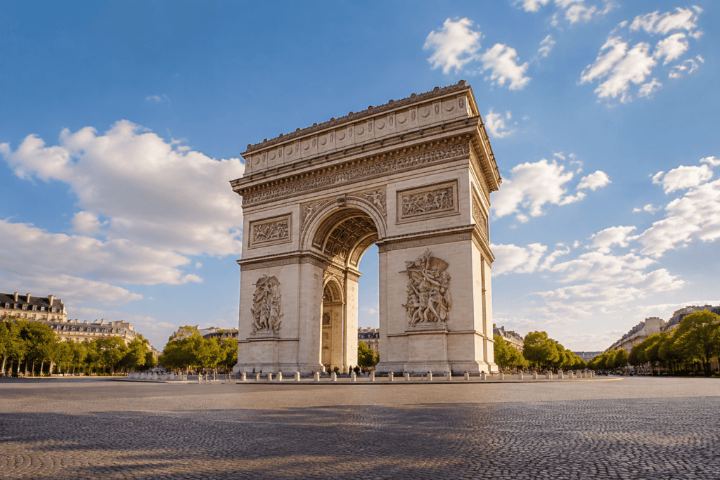 L’Arc de Triomphe se dresse au centre d’une place pavée, bordée d’arbres et d’avenues.