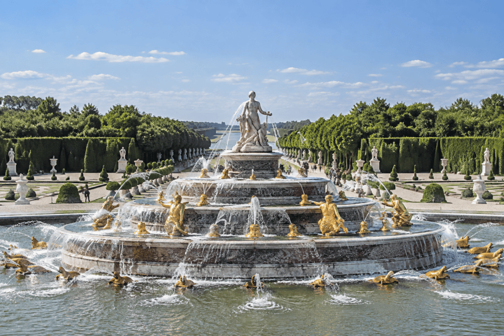 Le bassin à gradins de Latone, orné de sculptures dorées et entouré de parterres et d’allées bordées d’arbres.