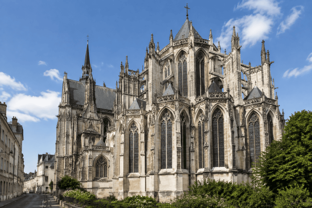 Le chevet de la cathédrale Saint-Gatien, avec ses hautes fenêtres gothiques, ses contreforts et ses pinacles.
