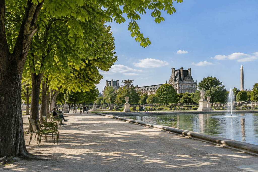 Allée bordée d’arbres et de chaises près d’un bassin et d’une fontaine au jardin des Tuileries ; des bâtiments et l’obélisque de la Concorde apparaiss