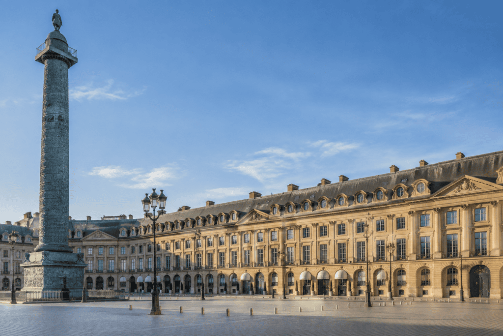 La colonne Vendôme se dresse devant les façades classiques qui entourent la place.