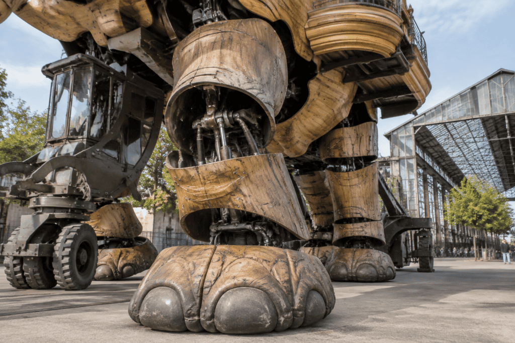 Gros plan sur les pieds et les articulations en bois et en métal du Grand Éléphant, devant les Nefs.