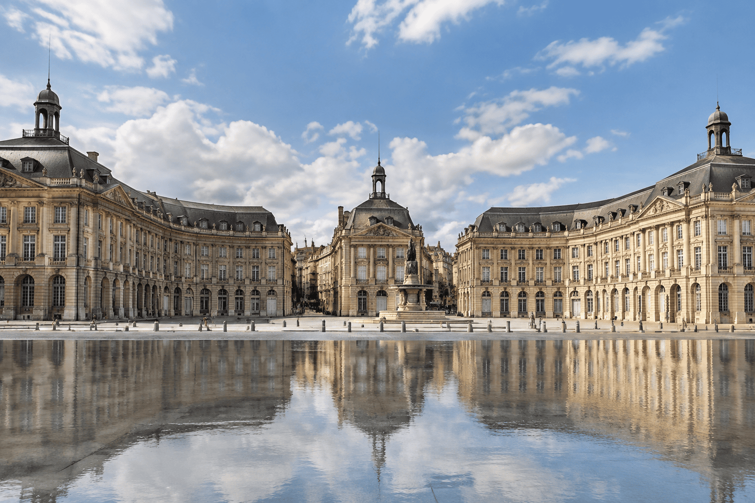 Les façades classiques de la place de la Bourse se reflètent dans le Miroir d’eau à Bordeaux.