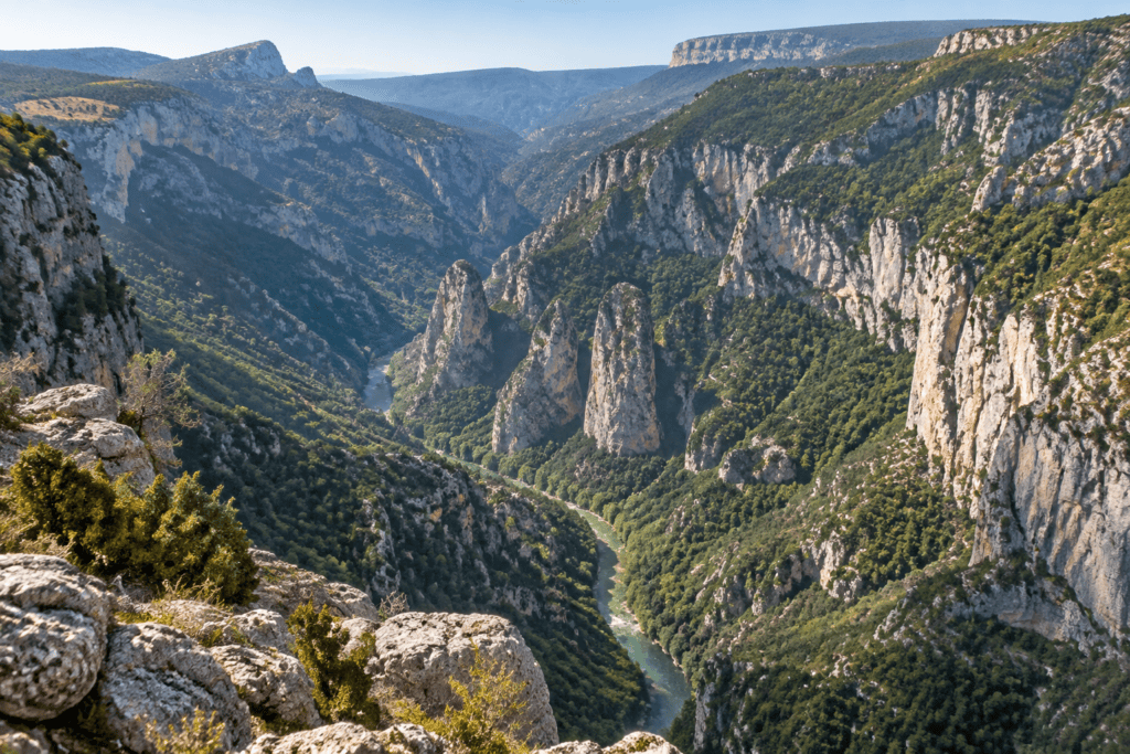 Trois tours rocheuses se dressent au-dessus du cours d’eau, entre les parois calcaires des Gorges du Verdon.