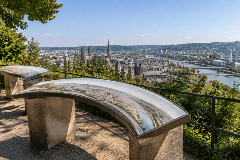 Tables d’orientation au premier plan, avec les toits, les clochers et la Seine à Rouen en arrière-plan.