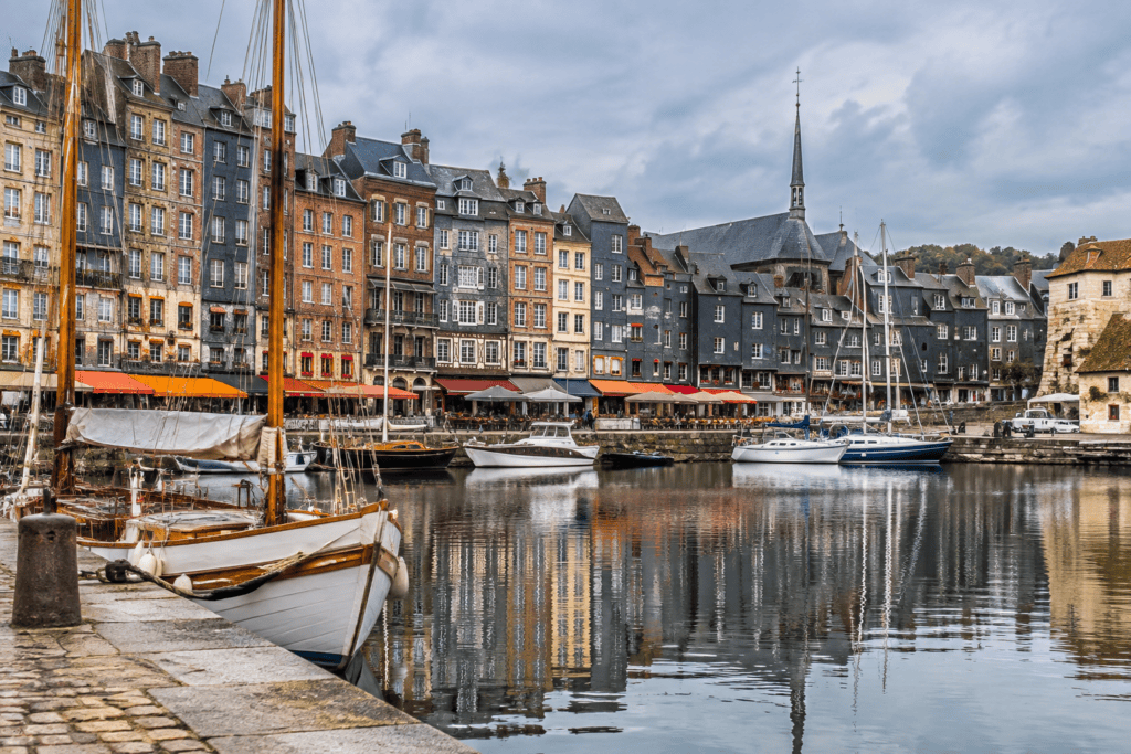 Voiliers amarrés devant les façades colorées du Vieux Bassin de Honfleur