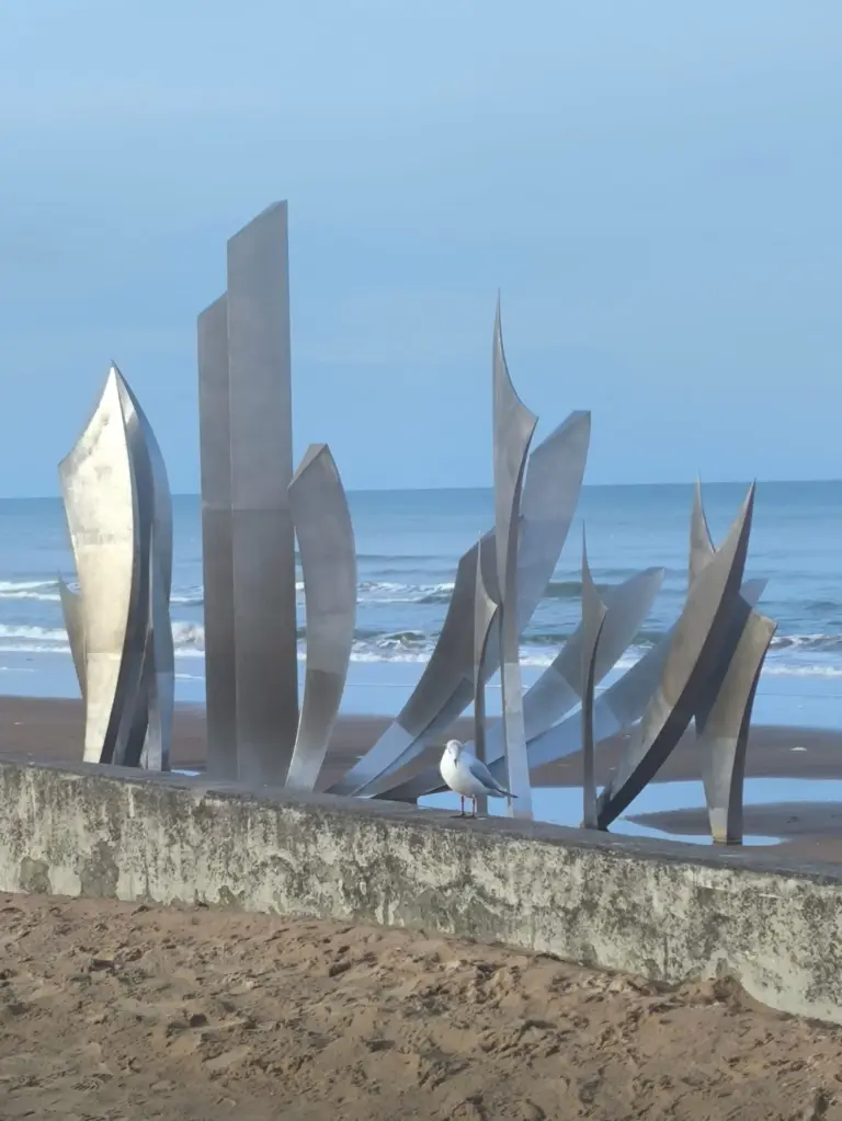 Monument commémoratif sur une plage de Normandie