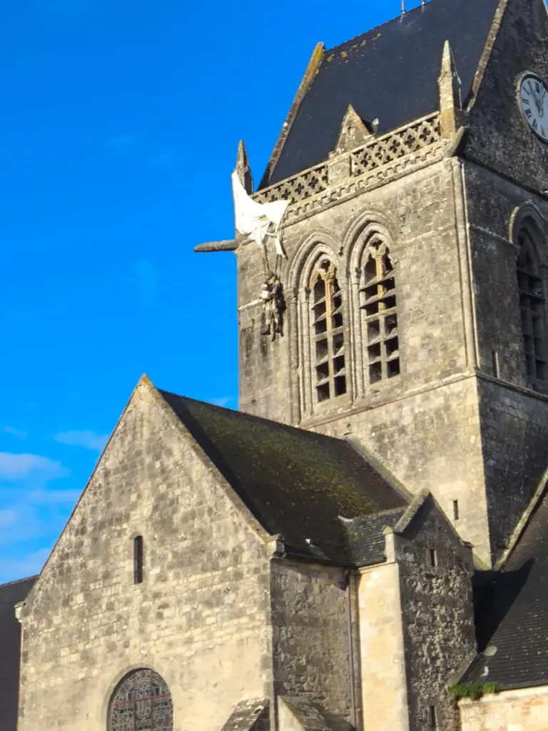 Clocher et façade d’une église en pierre