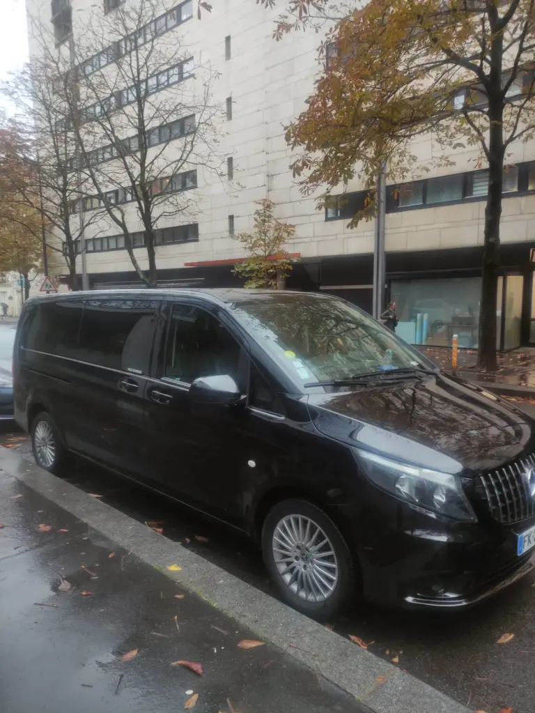 Van Mercedes noir stationné dans une rue