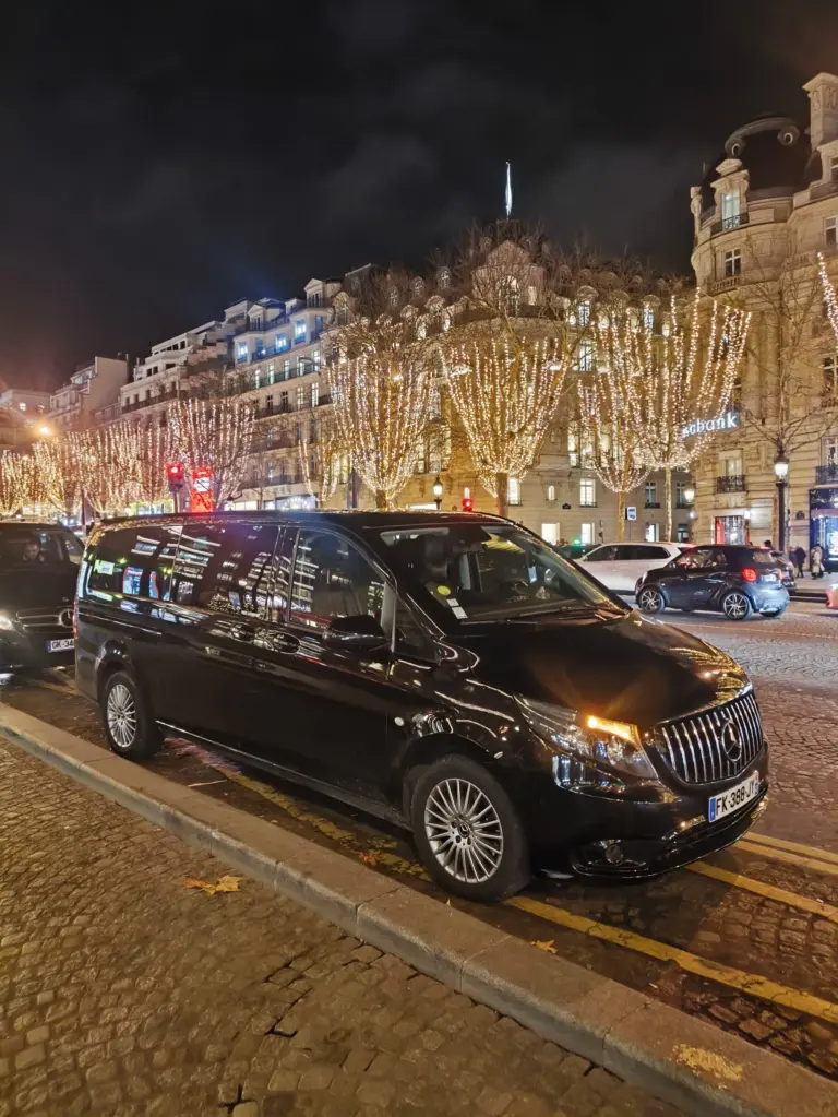 Van Mercedes noir sous les illuminations de Paris