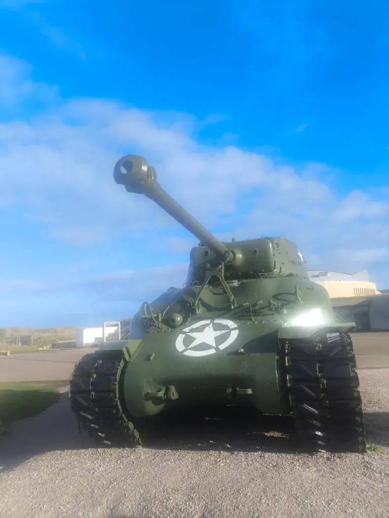 Char historique exposé en plein air