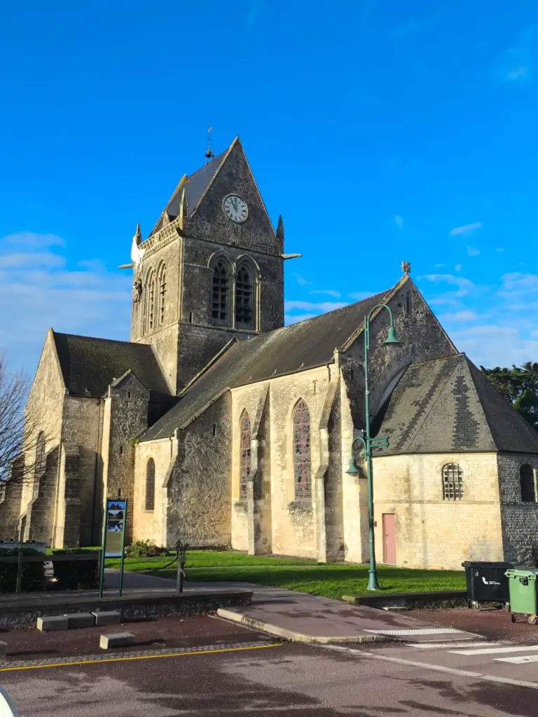 Église en pierre et sa place sous un ciel bleu