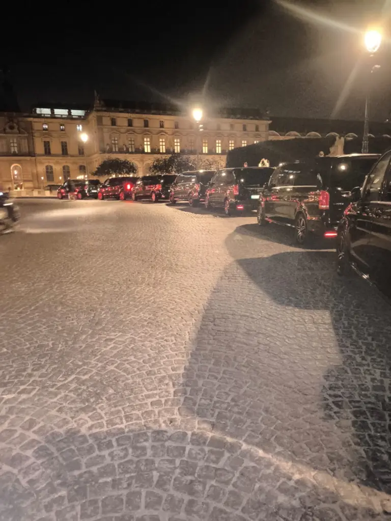 Vans stationnés sur une place parisienne à la nuit tombée