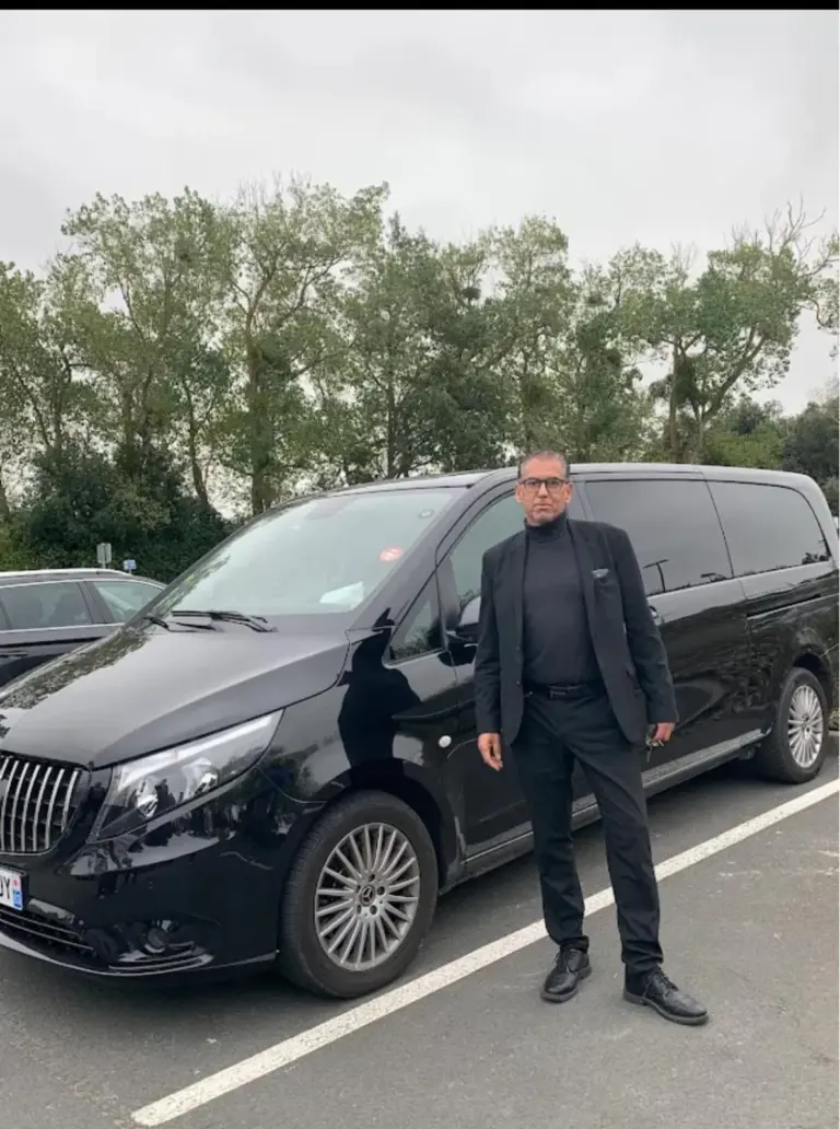 Accueil près d’un van Mercedes noir