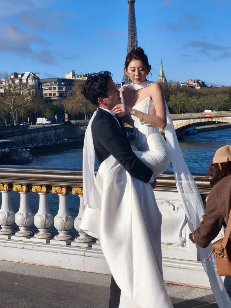 Couple de mariés photographié devant la tour Eiffel