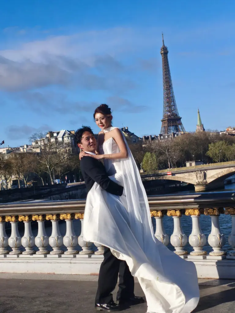 Mariés sur une terrasse face à la tour Eiffel