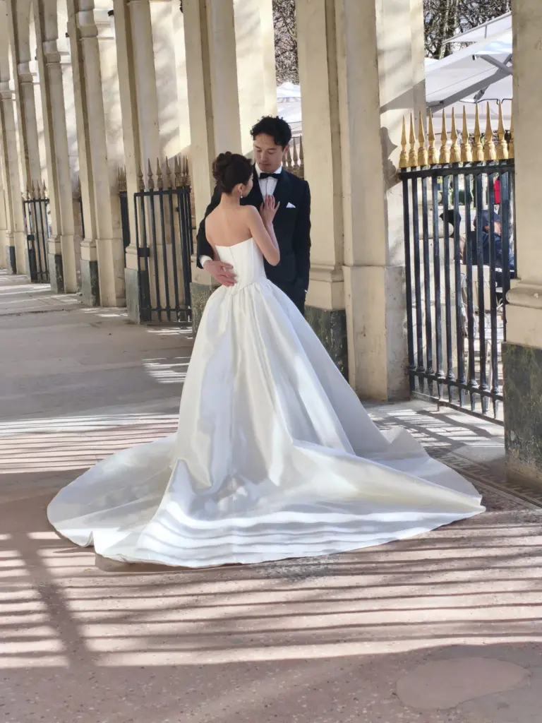 Couple de mariés sous une galerie à colonnes