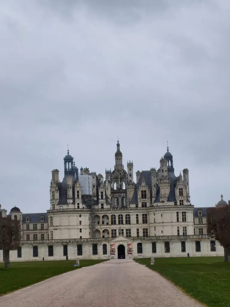 Château de Chambord vu depuis son allée centrale