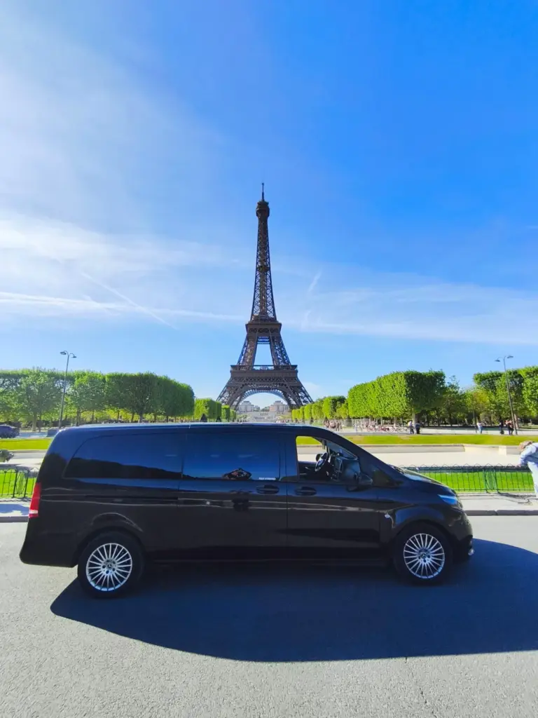 Van Mercedes noir devant la tour Eiffel
