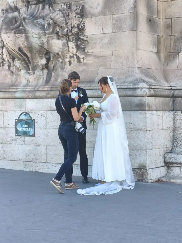 Préparatifs d’une séance photo de mariage à Paris