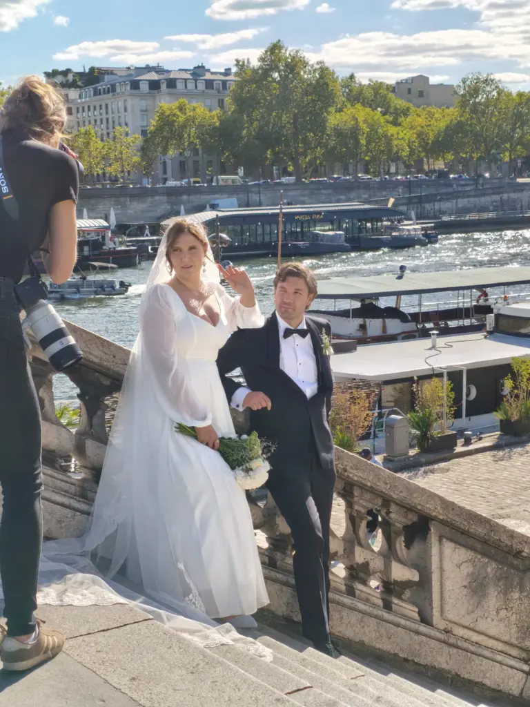Mariés sur un escalier au bord de la Seine