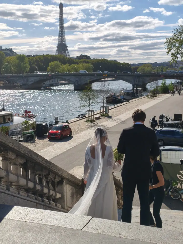 Mariés descendant vers la Seine avec la tour Eiffel en arrière-plan