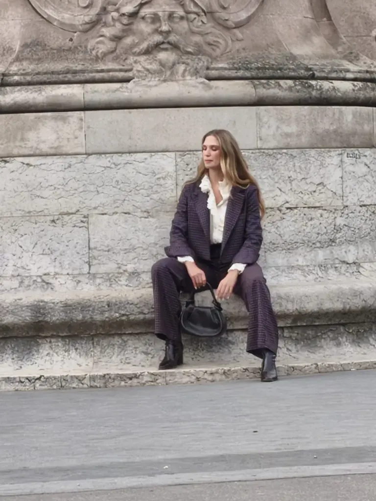 Portrait au pied d’un monument sculpté à Paris