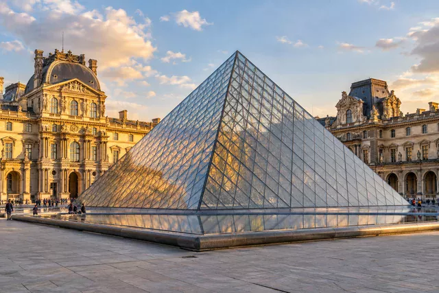 La pyramide du Louvre et sa cour à Paris