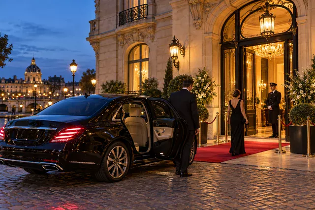 Une berline devant le tapis rouge d’une réception