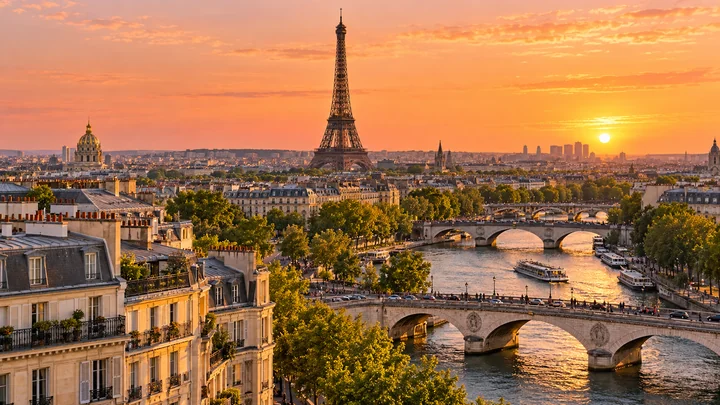 La tour Eiffel à Paris au coucher du soleil