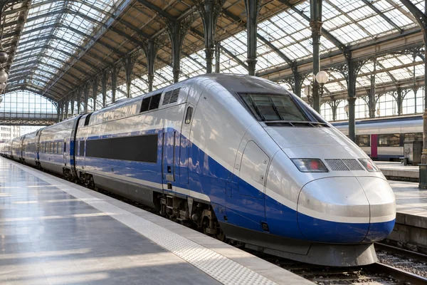 Un train à grande vitesse sous la verrière d’une gare