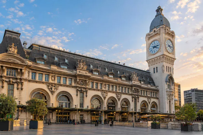 Façade et tour de l'horloge de la gare de Lyon à Paris