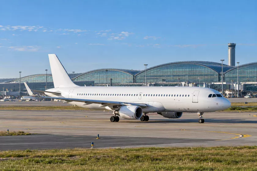 Illustration d’un avion près d’un terminal pour un transfert CDG–Paris