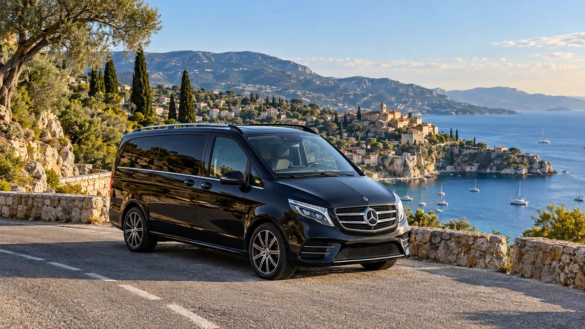 Van Mercedes noir sur une route côtière de la Côte d'Azur